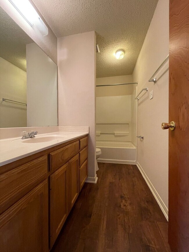 Building Photo - Duplex *LEASING SPECIAL AVAILABLE*