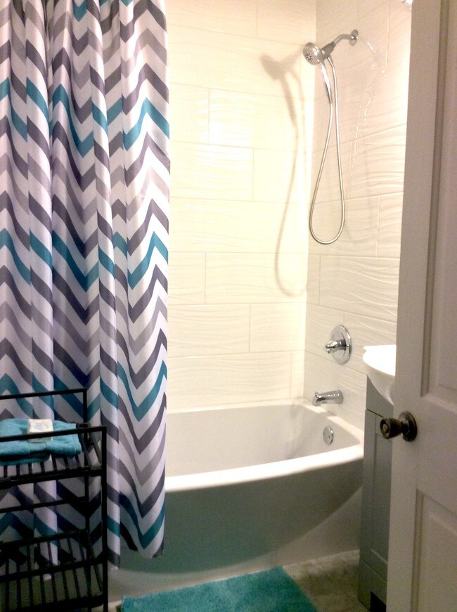 Baño completo reformado con suelo de baldosas. - 4634 Orleans Ave