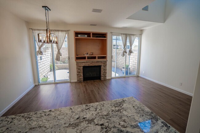 Foto del edificio - 2-Bedroom Townhome in Valencia's Cheyenne ...