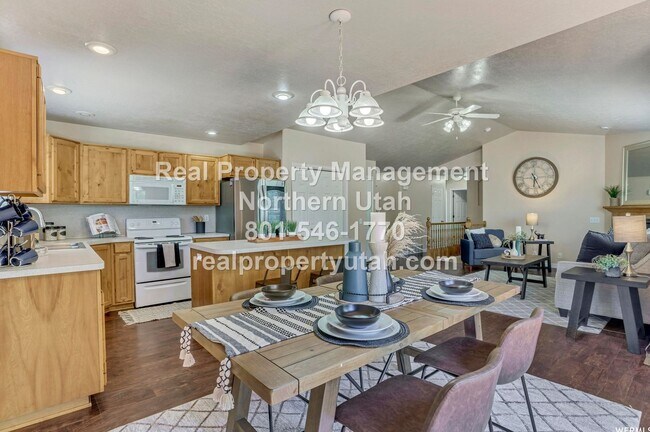 Building Photo - Beautiful 5 Bedroom Syracuse Home Coming S...