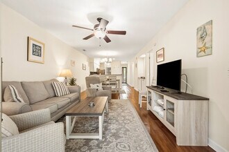 Building Photo - 390 Pinehurst Ln