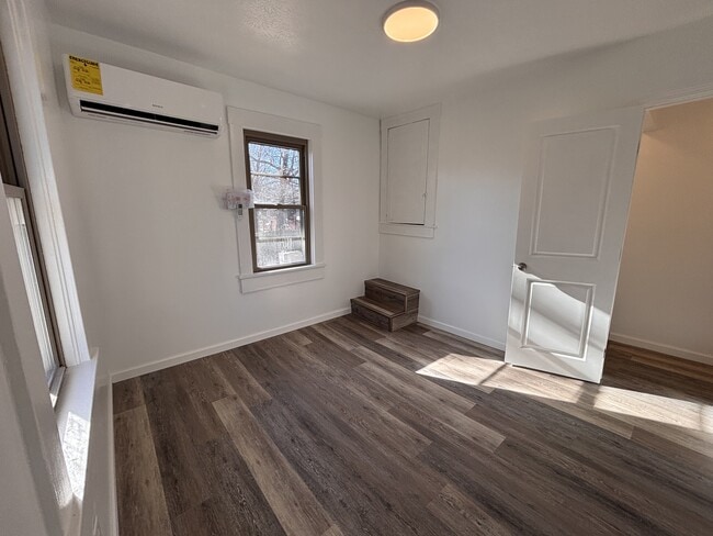 Building Photo - 1004 E Delmar St