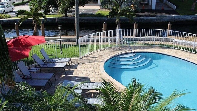 Photo - 1705 N Riverside Dr Apartment