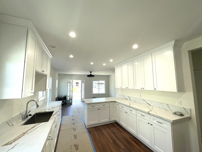 Building Photo - 1167 N Berendo St