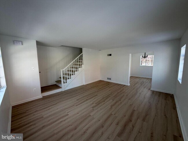 Foto del edificio - 1304 S Walter Reed Dr