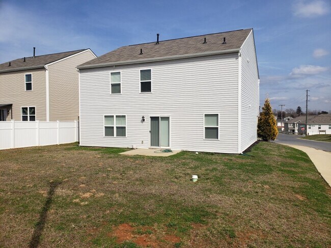 Building Photo - 3 Bedroom / 2.5 Bath Home Kingsport TN - Over 2100 Sq Foot!