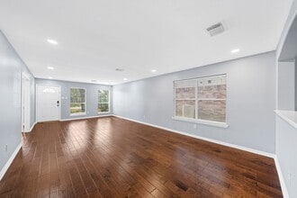 Building Photo - 5811 Vineyard Hill Dr