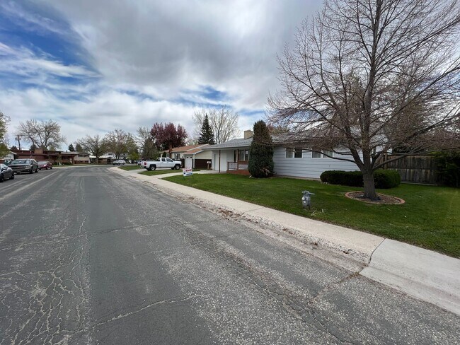 Building Photo - 3 Bed 1 Bath Home In Lander, WY in Great N...