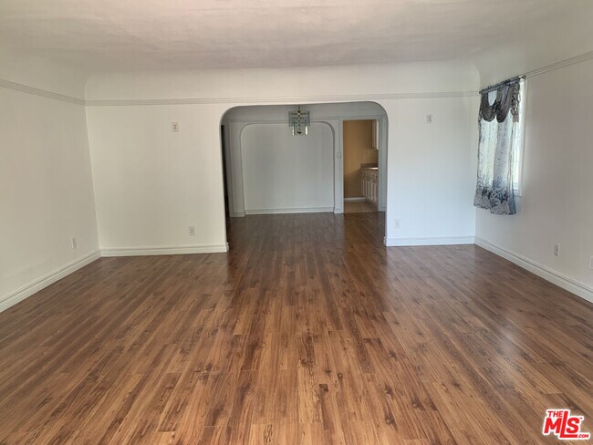 Foto del edificio - 829 N Ridgewood Pl