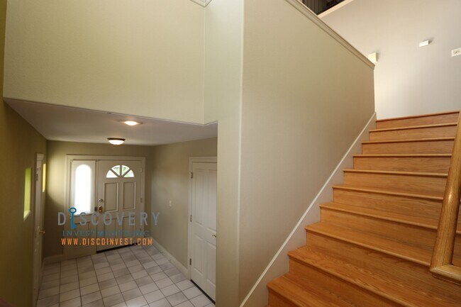 Building Photo - March Rent Free! Hiller Highlands Modern T...