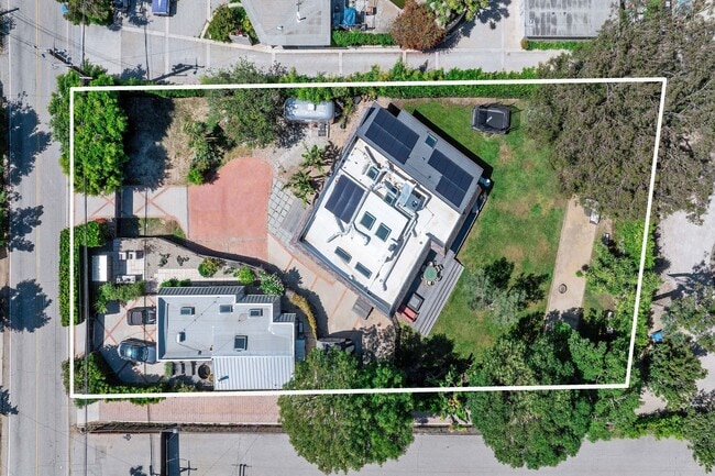 Building Photo - 7038 Dume Dr