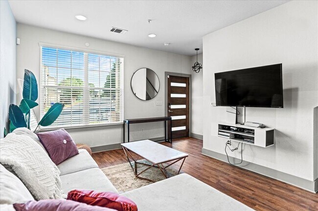 Building Photo - 12185 Chelsea Glen Pl