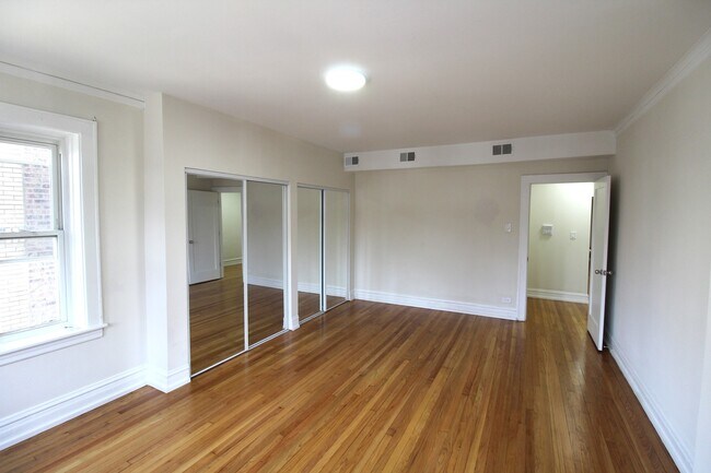 Building Photo - 6307 N Mozart St