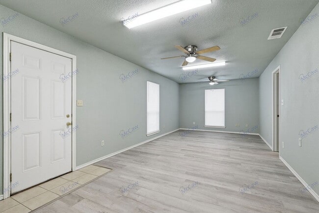 Building Photo - 702 N Walnut St