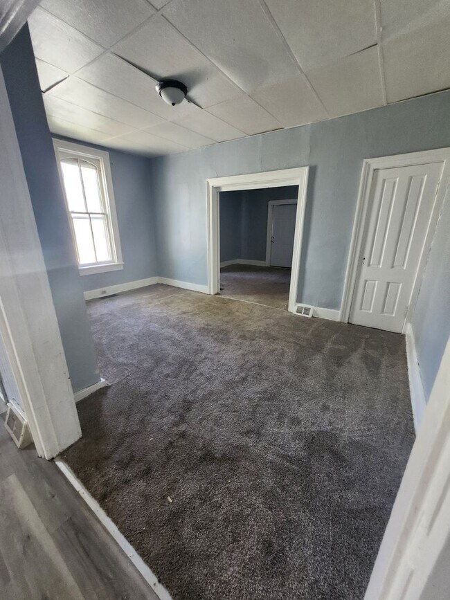 Building Photo - 3 bedroom townhouse on west side