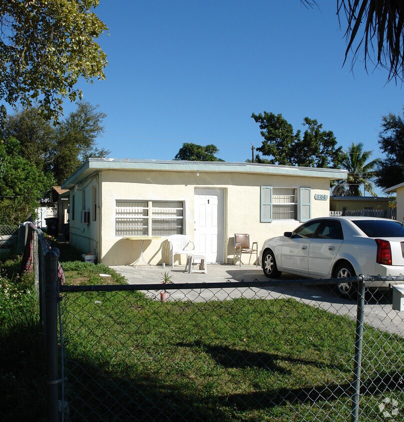 Building Photo - 706 SW 4th Ter