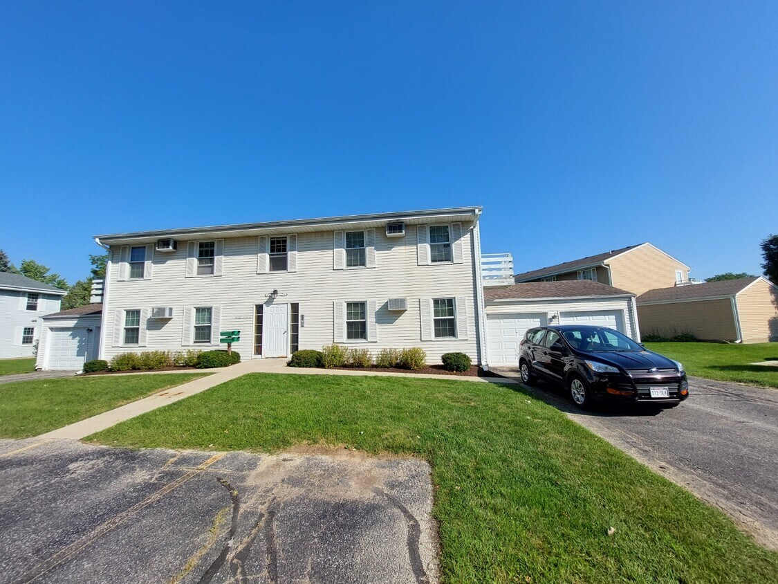 W156N11533 Fond du Lac Ave Unit 4, Germantown, WI 53022 Apartments in