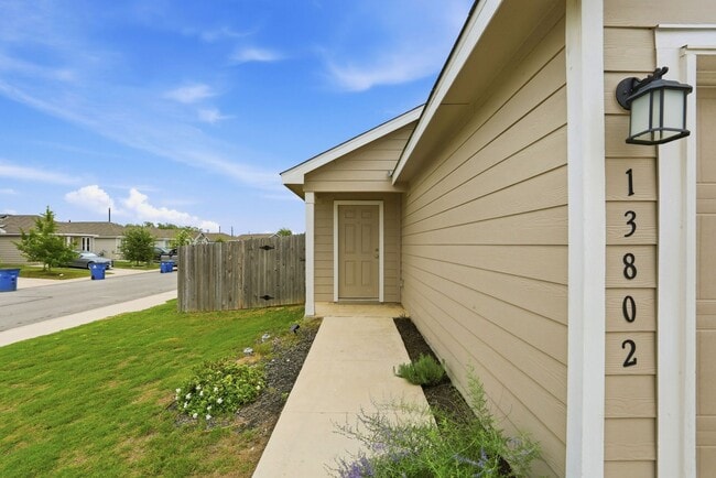 Foto del edificio - Single-Story 3/2 Rental Near Lackland Air Force Base | No Carpet | Fridge Included |