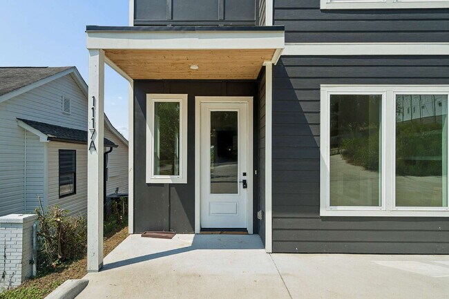 Foto del edificio - "Chic Nashville Townhouse: 3 Beds, 3 Baths, with Granite Elegance & Cozy Fireplace!"