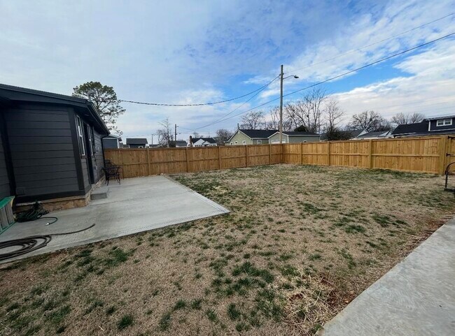 Building Photo - 875 Nutwood St