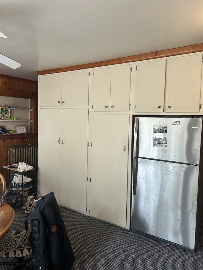Building Photo - 3 bedroom 1 bath Apartment Available June 1st!! Massive bedrooms and a 5 minute walk to campus.