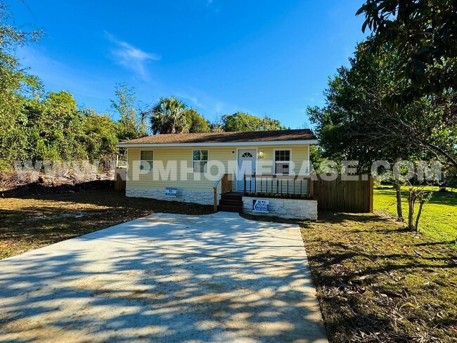 Building Photo - 2 bed, 1 bath on large lot with fenced in ...