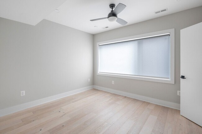 Building Photo - Stunning 2 BR/2 BA 2-Level Condo in Columb...