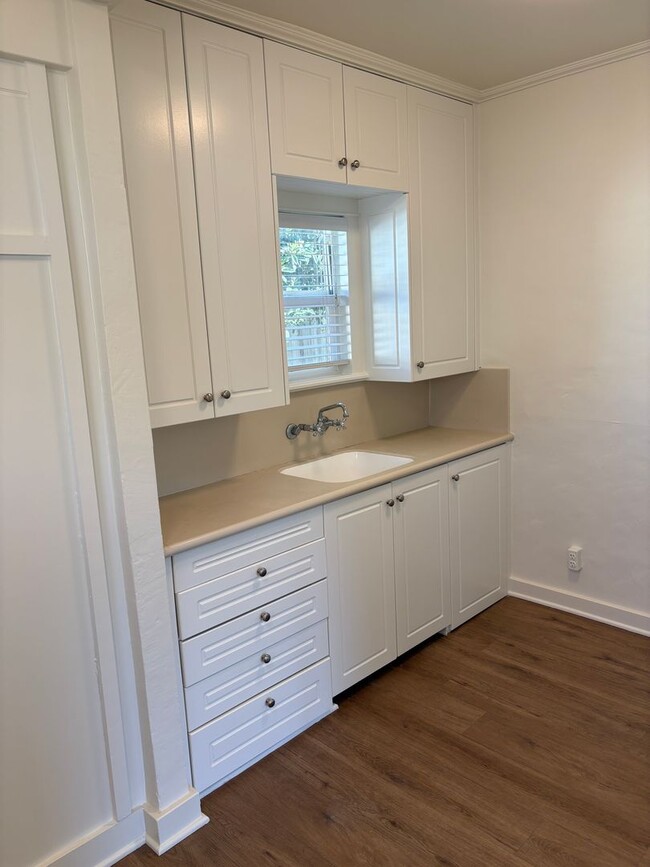 Foto del edificio - Charming 2+1 House nestled in the heart of Ventura, CA