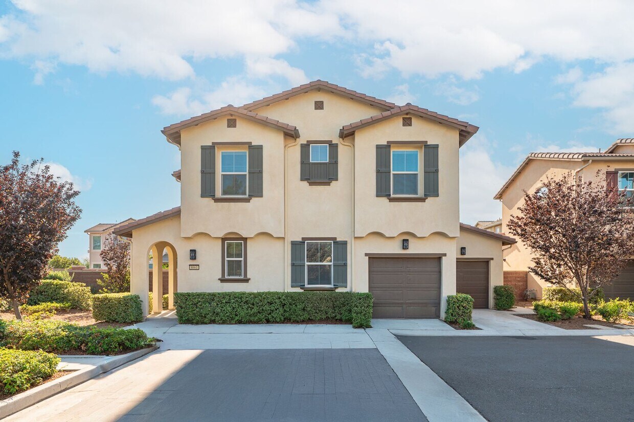 Foto principal - 4 BEDROOM HOME FOR LEASING IN Chino