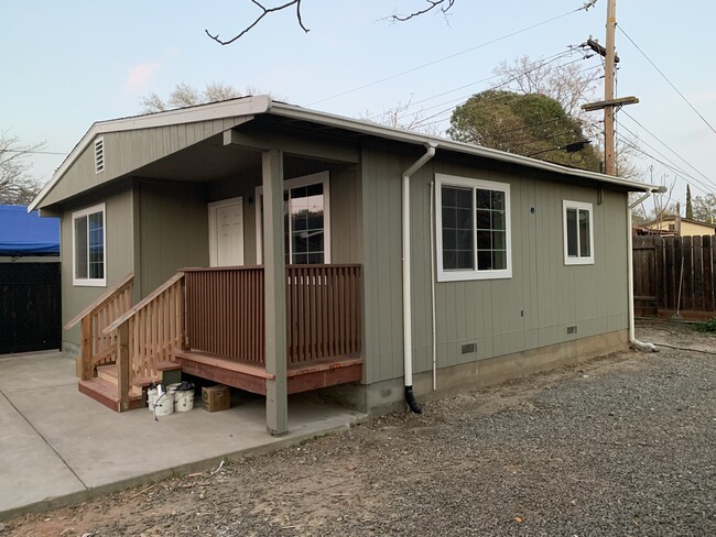 Building Photo - 1440 Bassett Dr