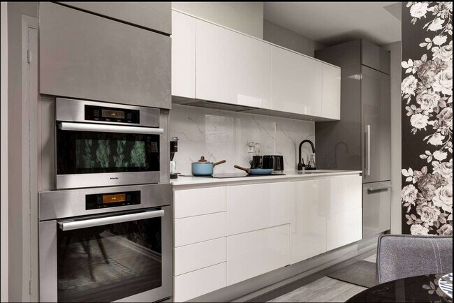 Building Photo - 1364 Queen St E