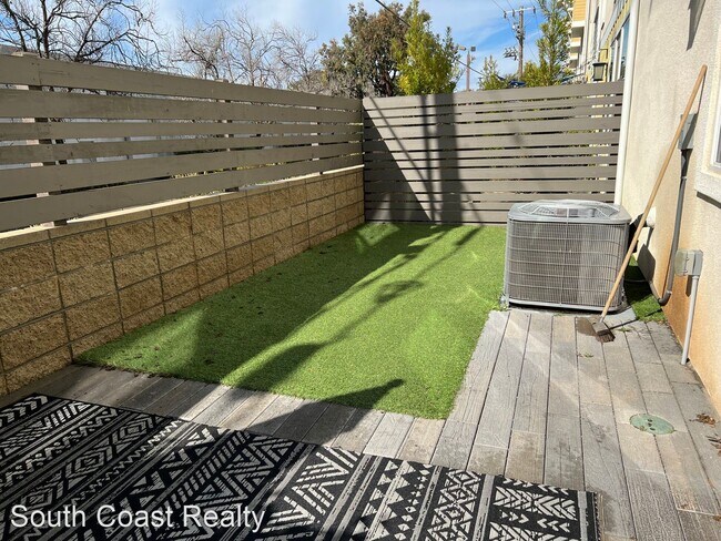 Building Photo - 3 br, 3 bath House - 5673 Surfrider Way 103