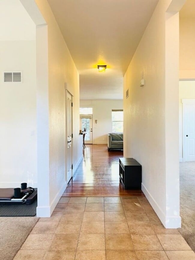 Building Photo - 3 bed 2 bath Ranch - Amazing Location in L...