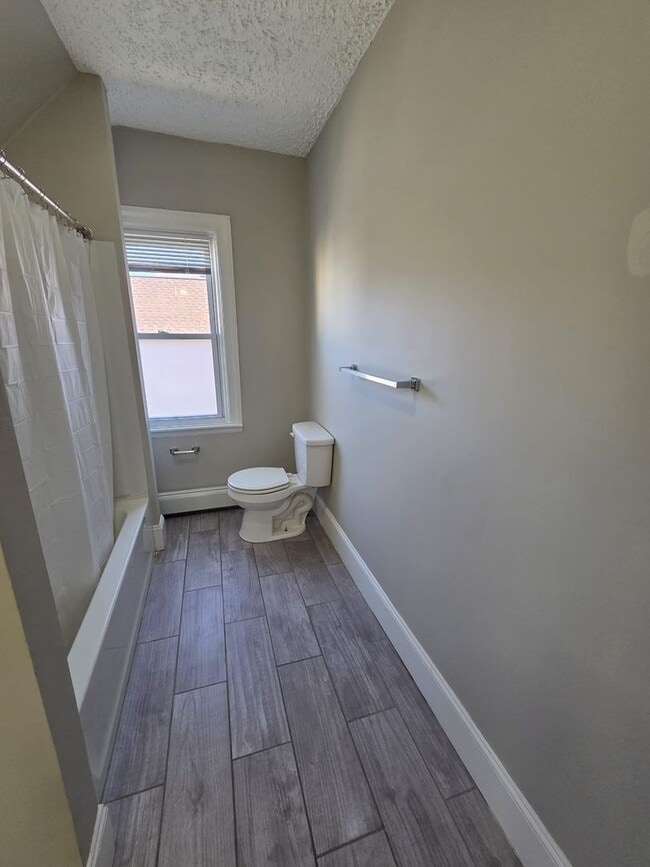 Building Photo - Woodbine St(15)-N