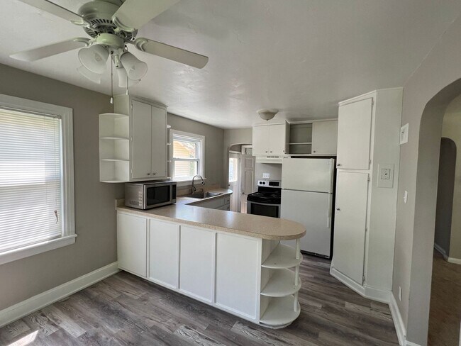 Building Photo - beautiful 2 bedroom 1 bathroom brick bungalow