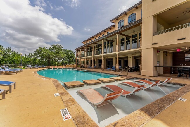 Piscina con estilo de centro turístico con área de playa - Muir Lake