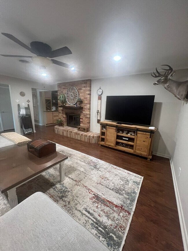 Building Photo - MID TERM RENTAL