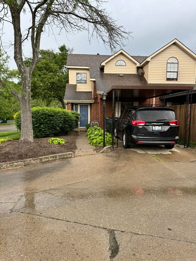 Building Photo - Beautiful Two Bedroom Townhouse!