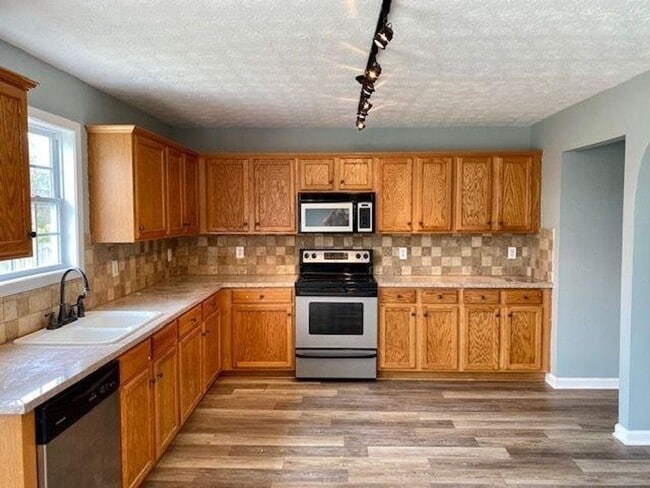 Building Photo - Beautiful Home!
