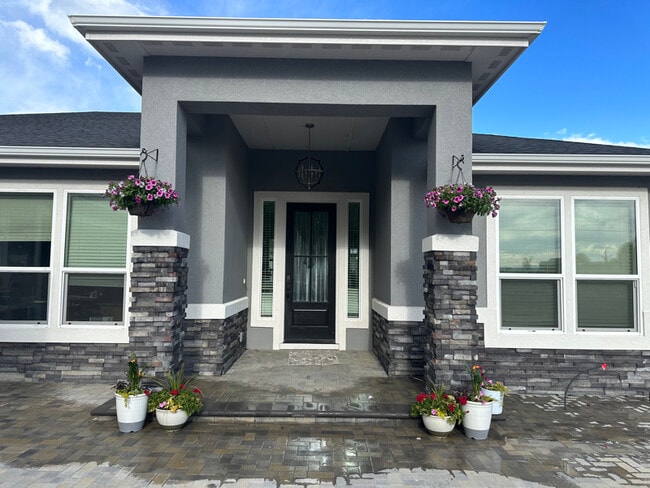 Building Photo - 15550 Riverside Rd