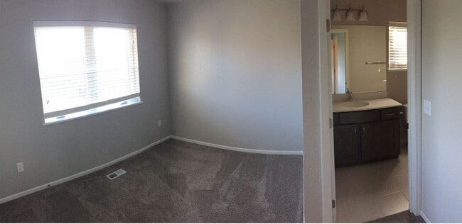 Building Photo - Spacious 3 bedroom, 3.5 bathroom Condo For Rent!