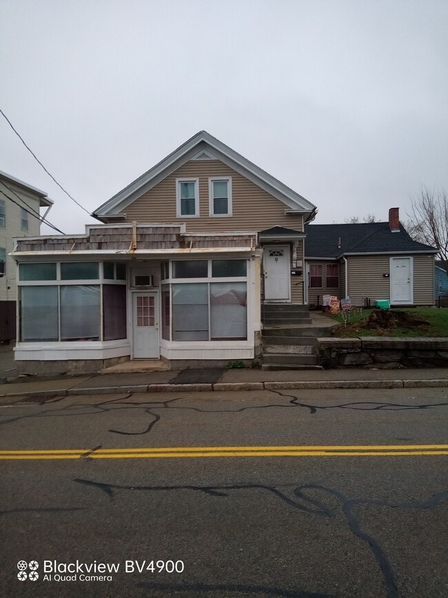 Building Photo - 107 School St