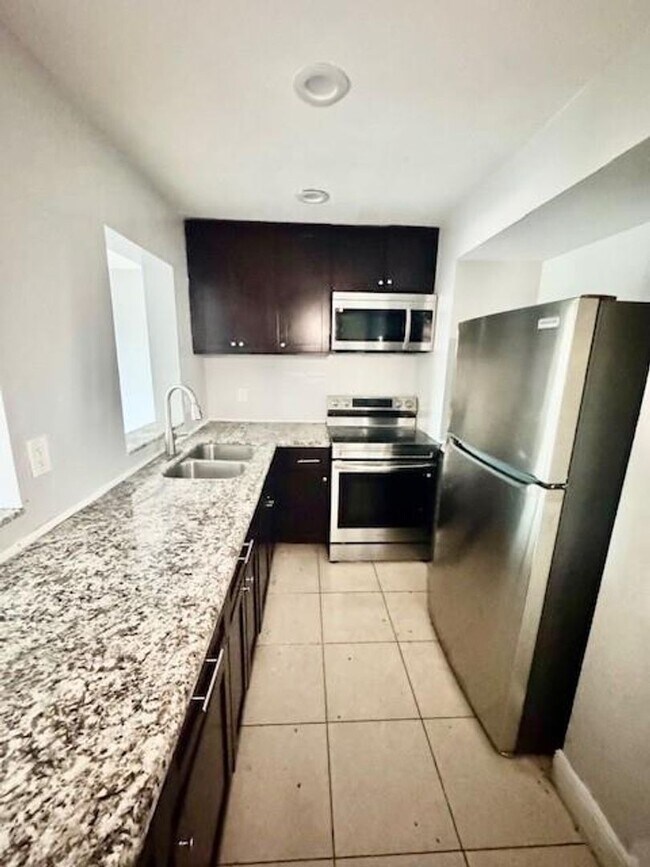 Foto del edificio - 5881 NW 16th Pl
