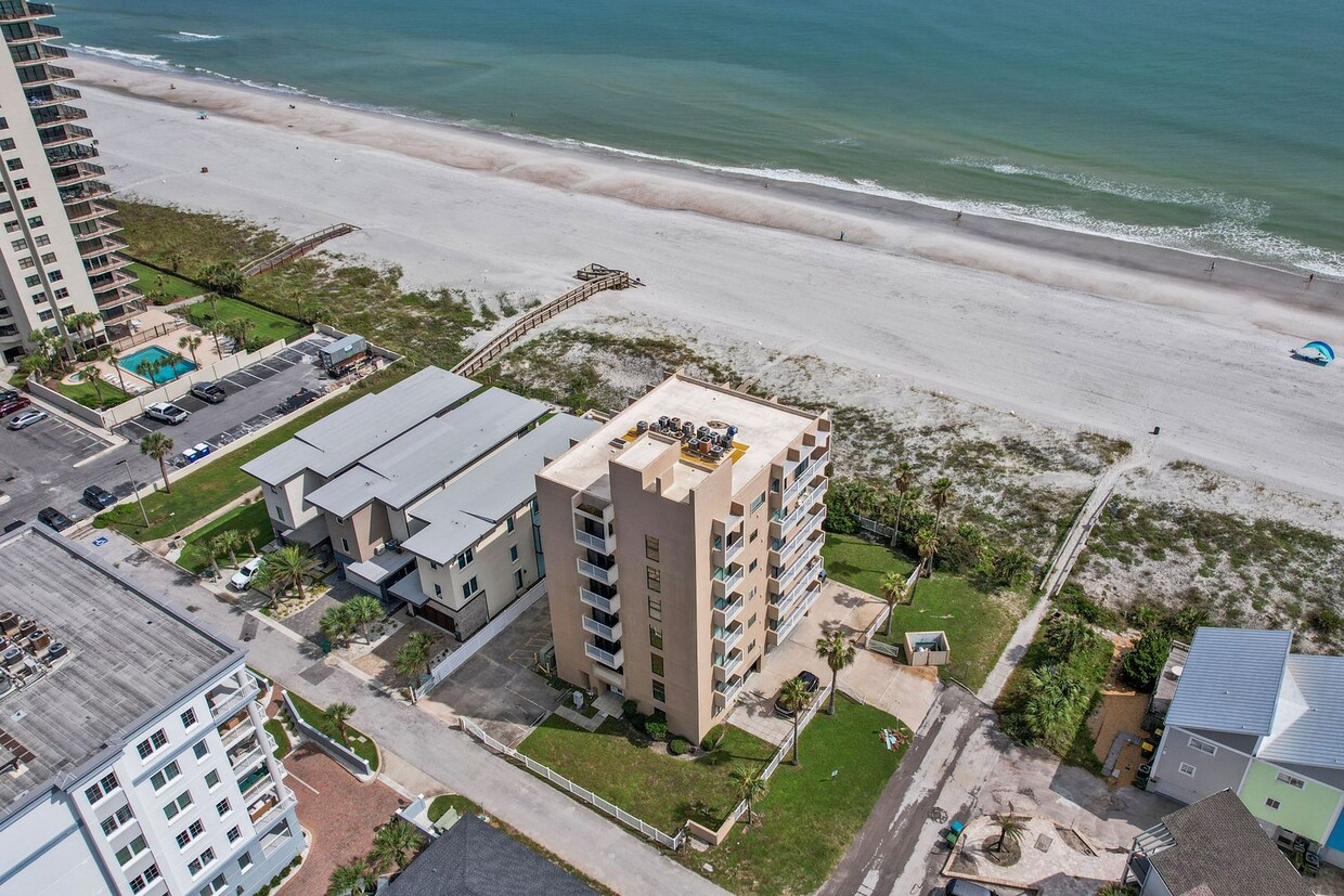 Foto principal - Updated OCEANFRONT condo with SPECTACULAR ...