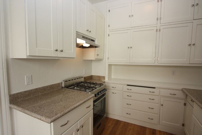 Building Photo - Spacious and Bright Studio in NOPA