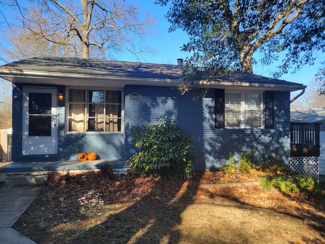 Foto principal - Beautiful 3 BR/2 BA Single-Family Home in ...