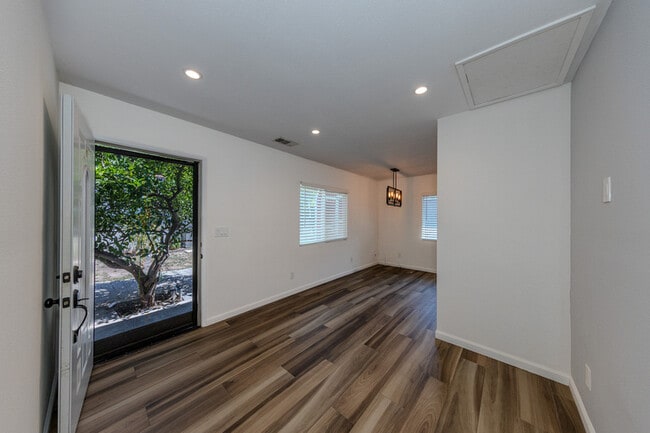 Foto del edificio - 4710 Townsend Ave