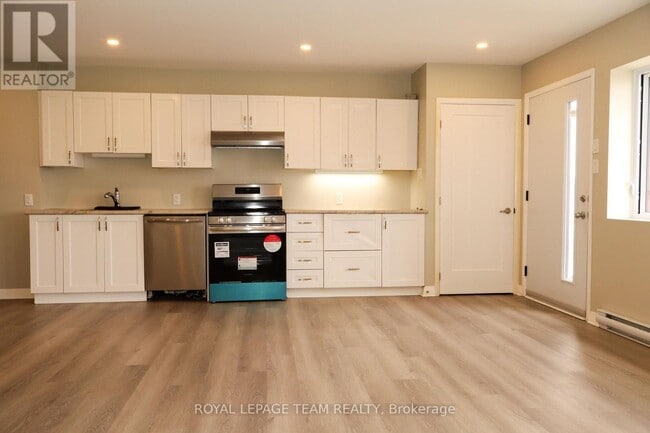 Building Photo - 3880 7 Rd