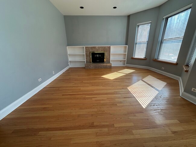 Building Photo - 4633 N Kenmore Ave