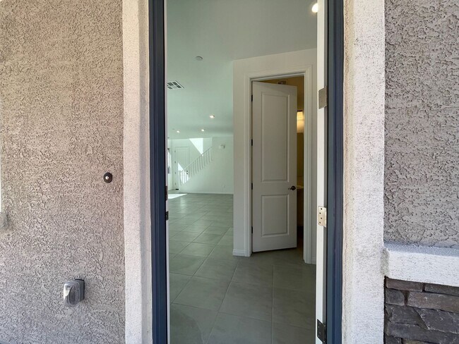 Building Photo - BRAND NEW 3 BED 2.5 BATH 2 CAR GARAGE TOWN...